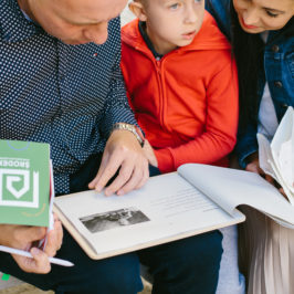 Rodzina czytająca wskazówki podczas gry rodzinnej "Bohaterki"