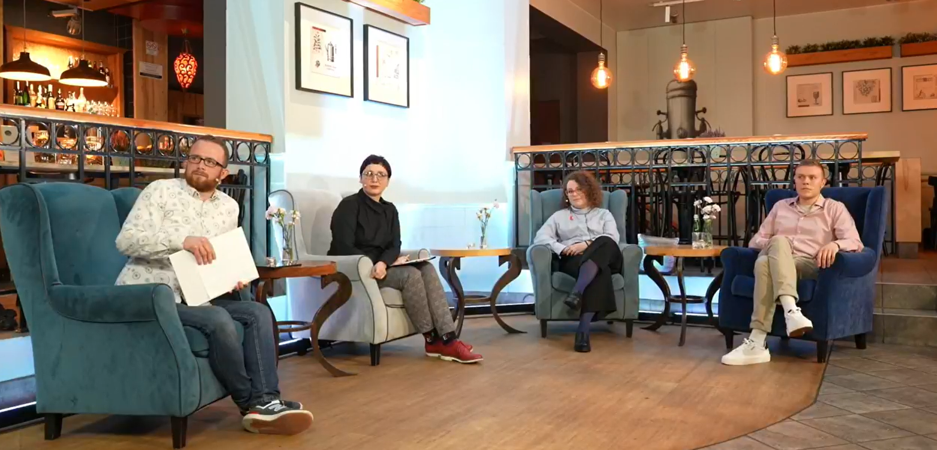 Goście debaty "Jak żyć (lepiej) w Śródmieściu" w Symfonia Cafe Club podczas rozmowy